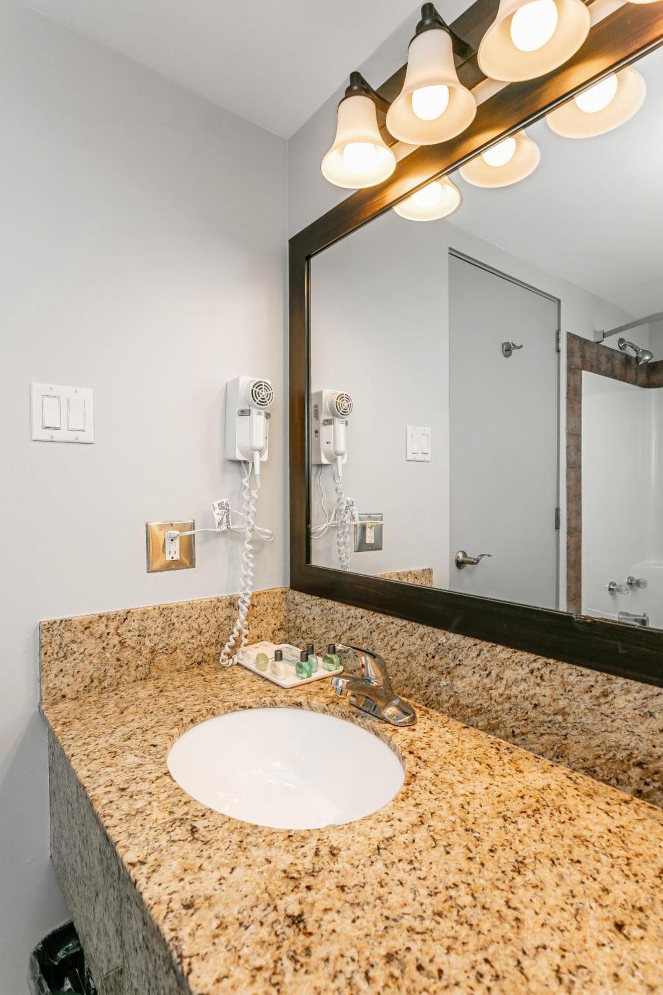 Tonquin Inn Jasper Room photo